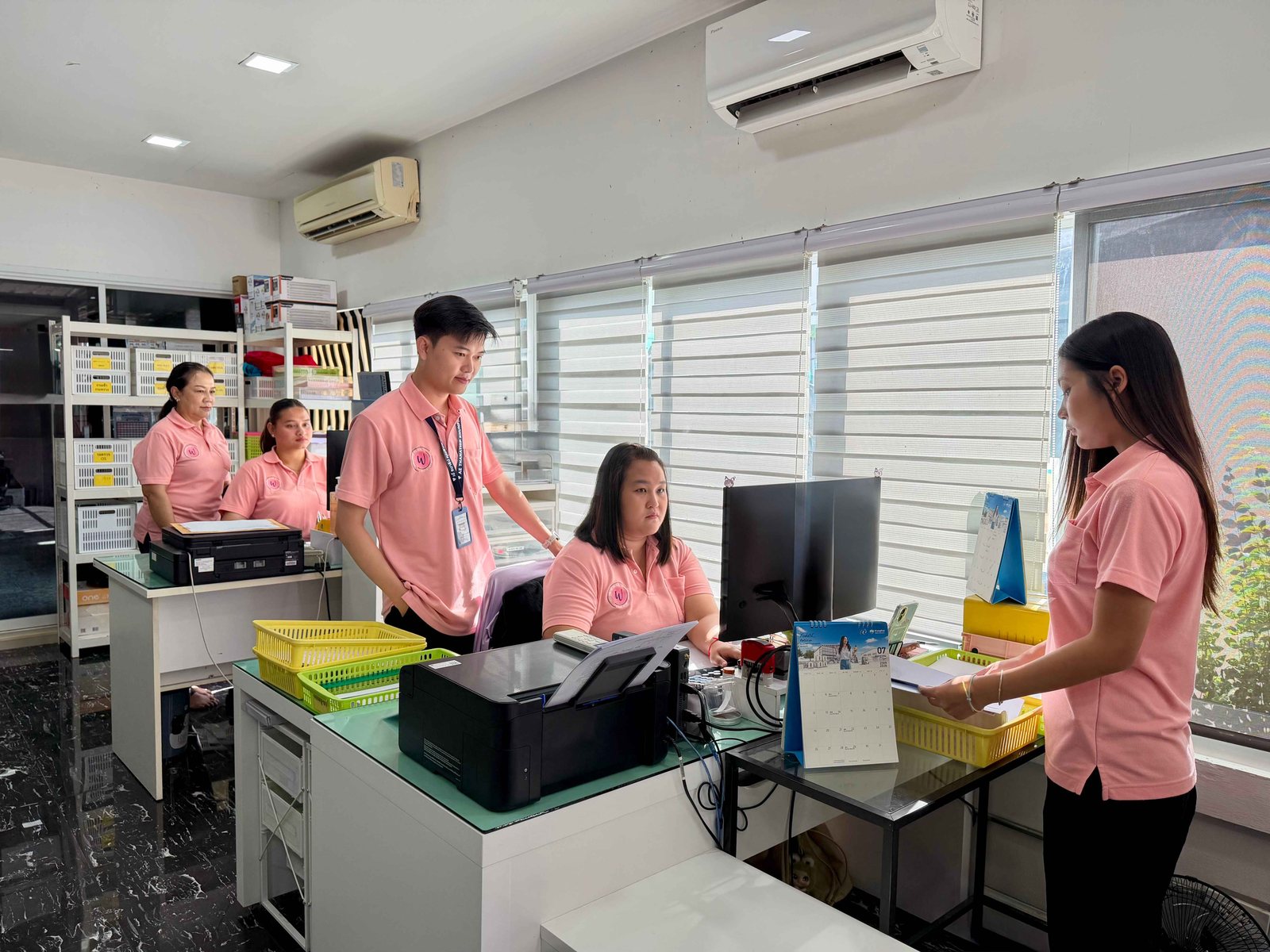 ทีมงาน Worker Works กำลังให้บริการจัดทำเอกสารแรงงานต่างด้าวในสำนักงาน